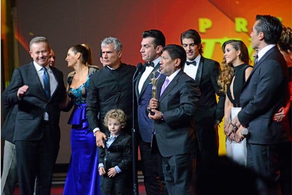 El productor Juan Osorio dedicó este premio a su hijo Juan y también a Silvia Navarro y su bebé.