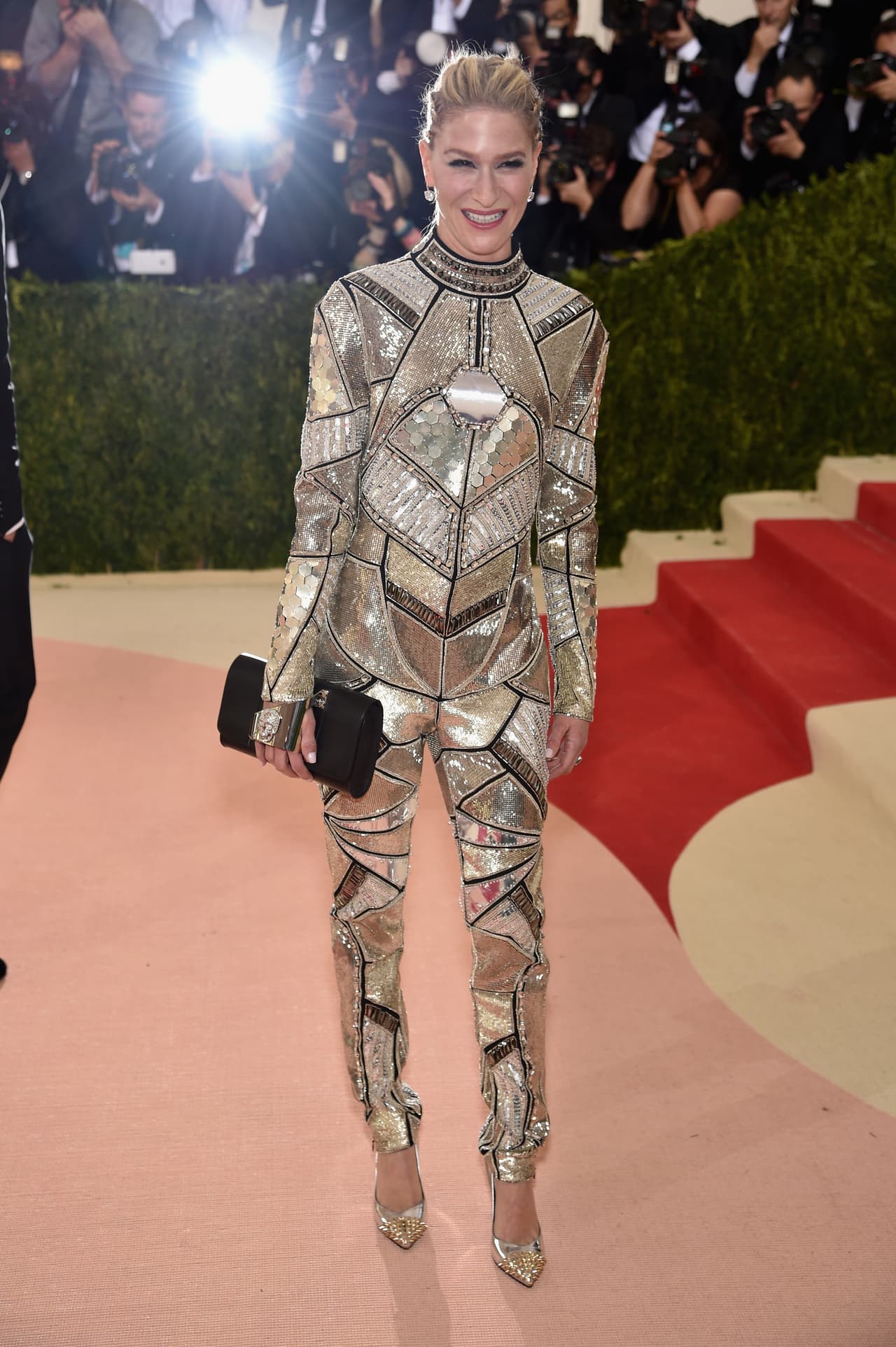 Julie Macklowe se tomó el "dress code" muy en serio y como si hubiera querido hacerle un homenaje a David Bowie, allá arriba en las estrellas, eligió un enterizo que la hizo parecer como heroína (un poco extraña) de otras galaxias.