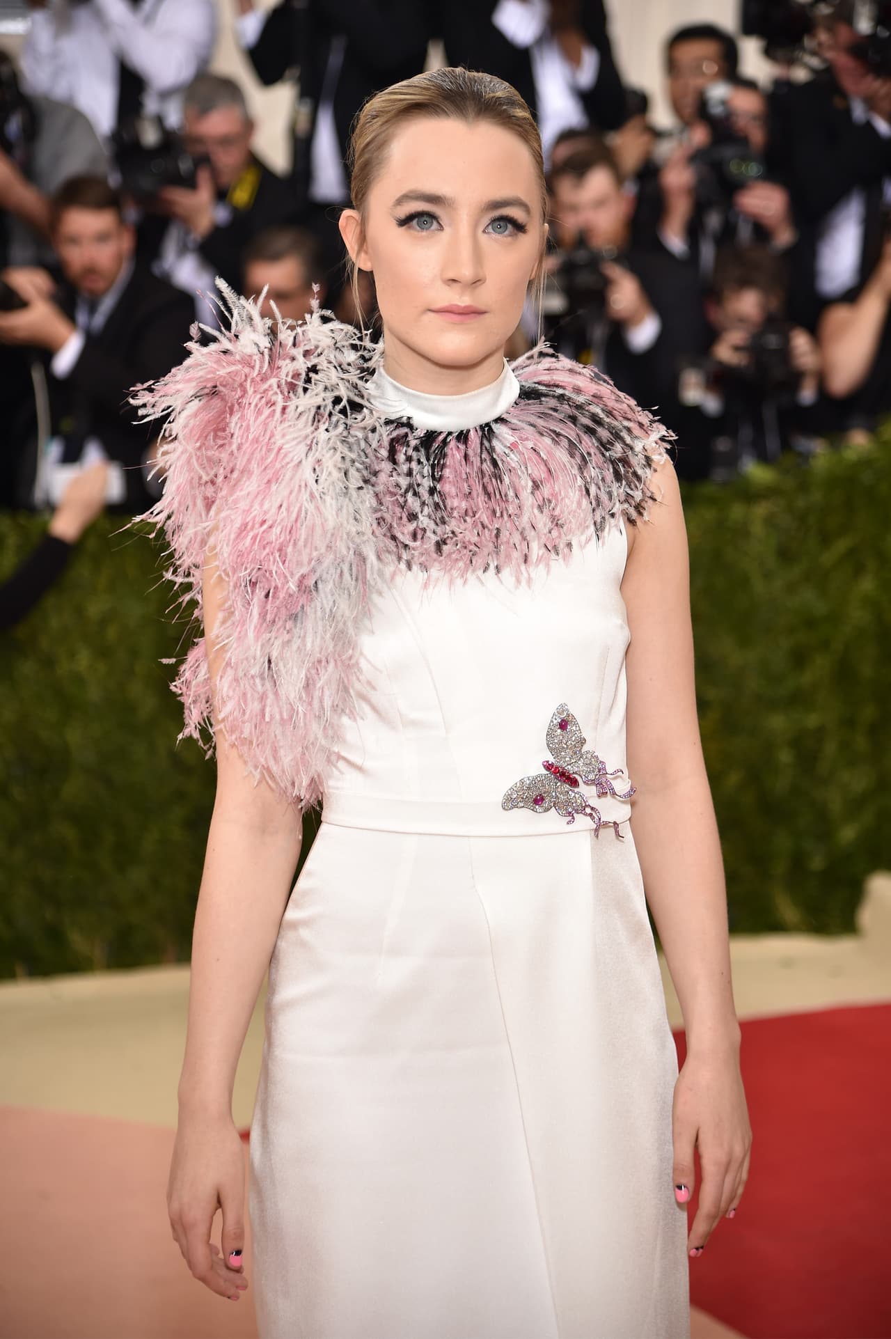 Saoirse Ronan, en su vestido de Christofher Kane, se diferenció de otras actrices al apostar por llevar la sutileza y el romanticismo provocador de las plumas teñidas en degradé que adornaron el cuello y el ruedo de su vestido.