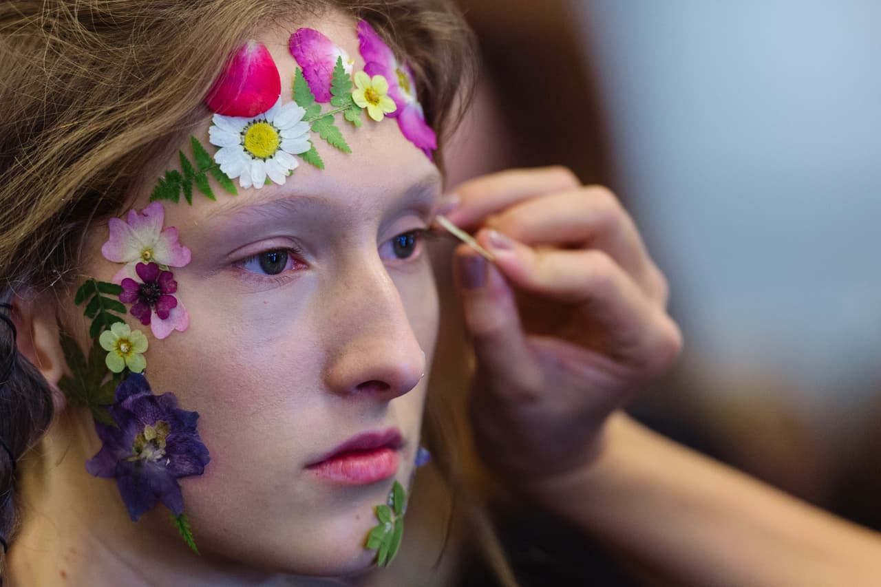 La propuesta del desfile de Preen es similar a la creada por el 
<i>make up artist</i> 
<a href="https://www.instagram.com/jameskaliardos/">James Kaliardos</a> en el desfile de Rosie Assoulin durante la pasada edición de 
<a href="http://www.univision.com/estilo-de-vida/belleza/el-poder-de-las-flores-en-el-maquillaje-de-rosie-assoulin-en-nyfw-fotos">NYFW</a>, pues el aplicó pequeños fracmentos de flores naturales en la piel de las modelos. La diferencia fue que para 
<a href="http://www.londonfashionweek.co.uk/designers_profile.aspx?designerID=253">Preen</a> en LFW la maquillista 
<a href="https://www.instagram.com/thevalgarland/">Val Garland</a> utilizó flores grandes que invadían por completo los rostros de las modelos.
<br>