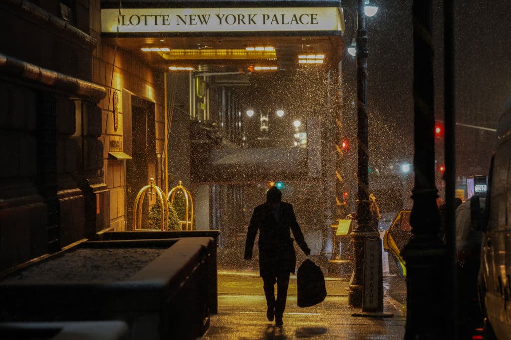 Una persona camina por las calles de Nueva York este domingo 19 de enero.
