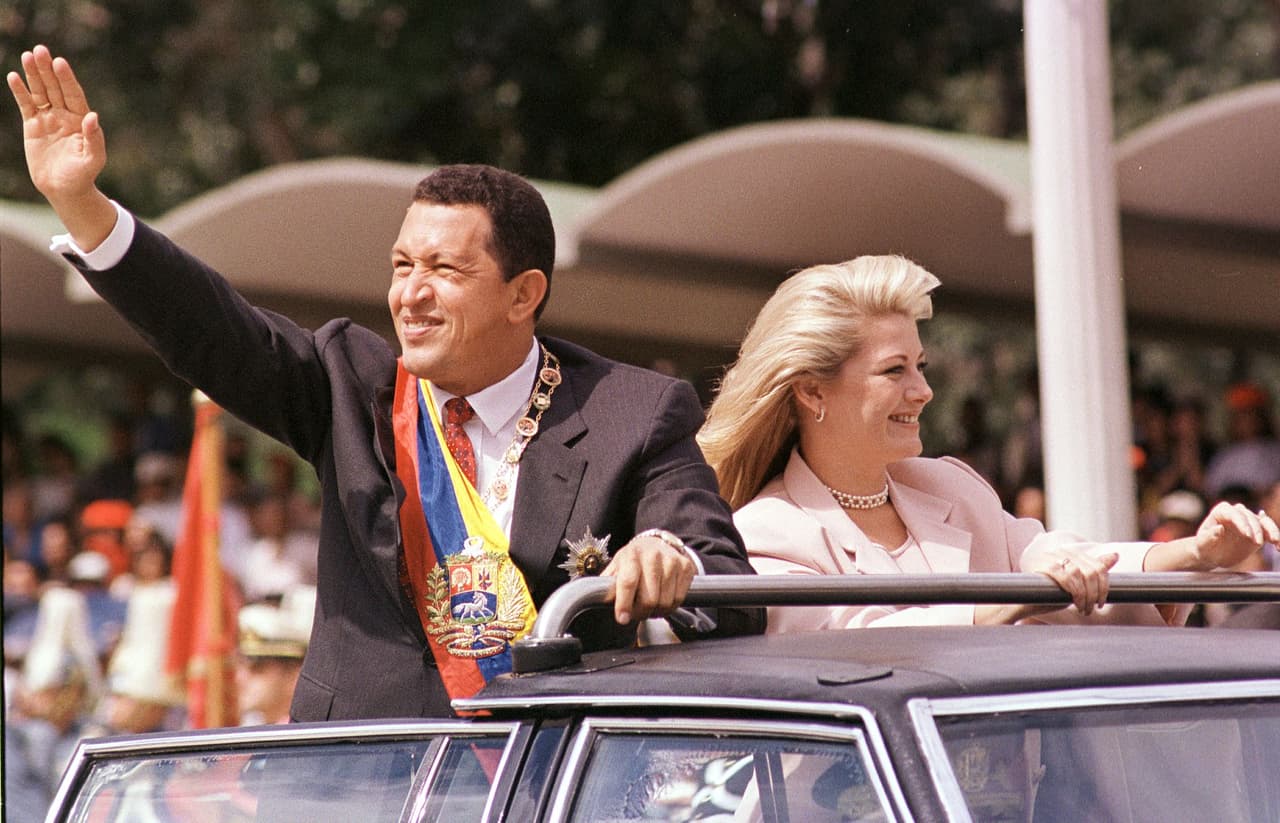 <b>El Presidente.</b> El 4 de febrero de 1999, el recién electo presidente Hugo Chávez y su entonces esposa Marisabel Rodríguez desfilaron para conmemorar la intentona golpista de 1992 en Caracas. 
<br>