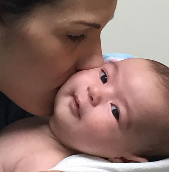 A la pequeña Michelle le encanta sentir los besitos de su mamá.