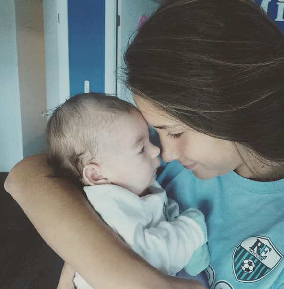 ¡Qué imagen más tierna! Michelle en brazos de su hermana Hannah.