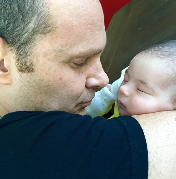 También es feliz en brazos de su papi, ¿a poco no se parecen?