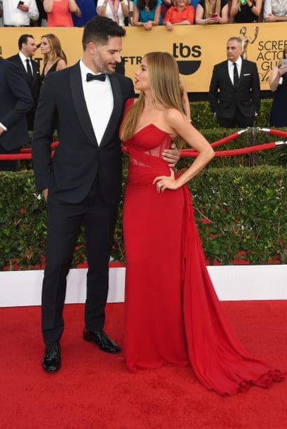 Y de la mano de su prometido, ¡qué mejor!