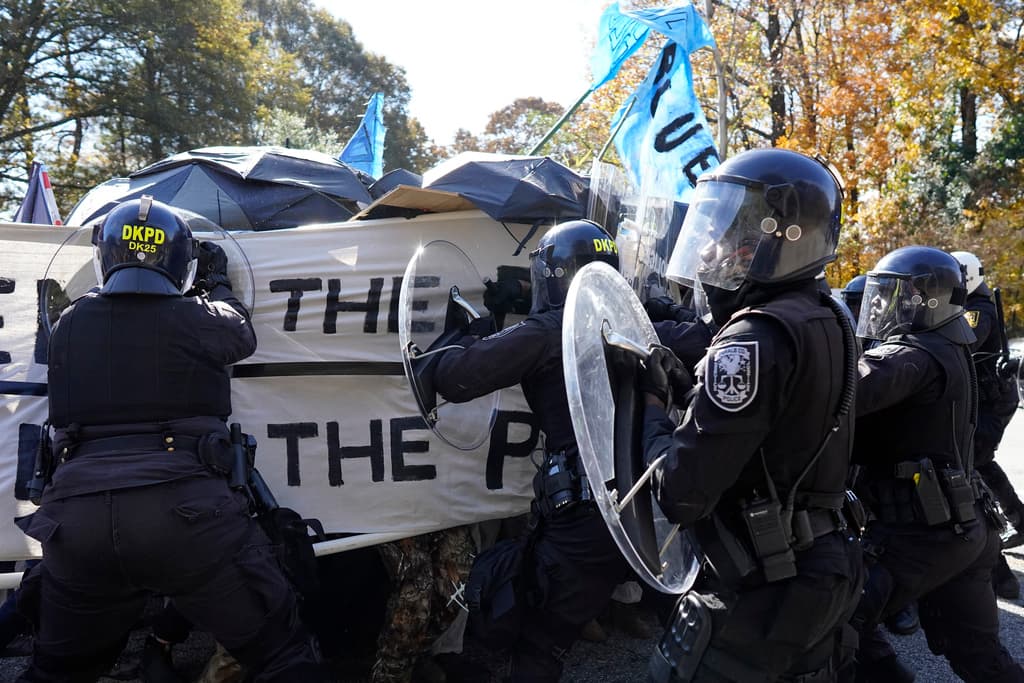 Varias agencias policiales del condado y estatales vigilaron el lugar, incluso con vehículos blindados.
<br>