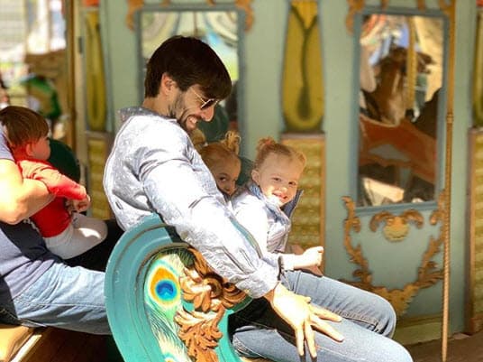 Osvaldo de León festejó el cumpleaños número tres de Azzul y Olivia, sus hijas gemelas, el pasado lunes 16 de septiembre.