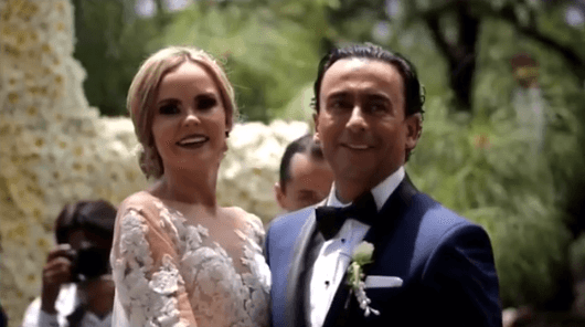 "Gracias amor, Adal Ramones por estos 365 días. ¡Te amo! Y Gracias infinitas a Dios por elegirme a un compañero de vida tan espectacular como él", escribió la esposa del conductor.