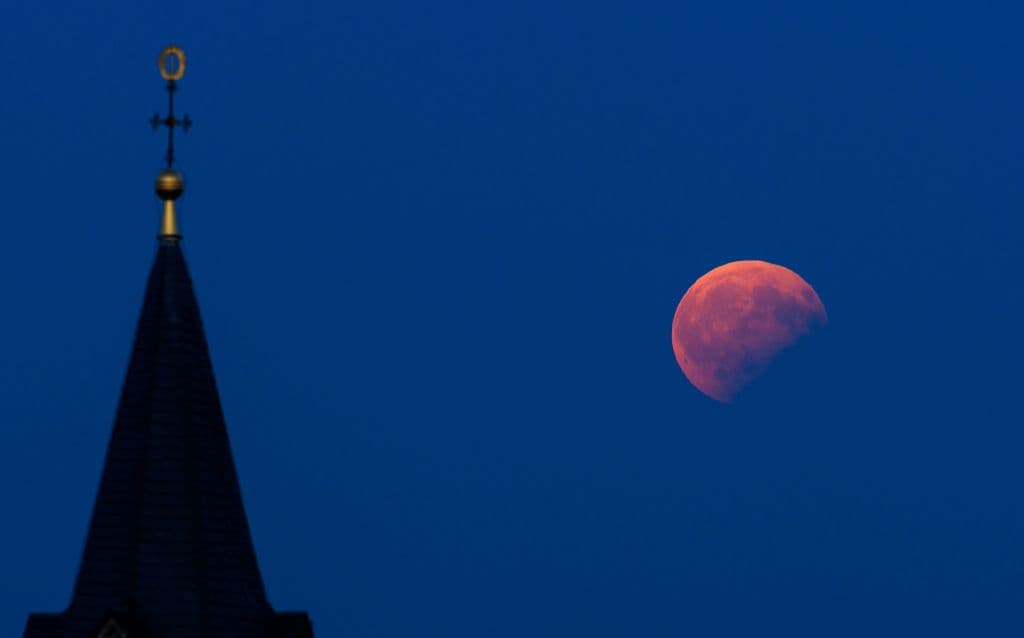 La luna se verá llena durante aproximadamente tres días a esta hora, hasta el miércoles por la mañana.
<br>
<br>En esta imagen se ve la luna en un eclipse lunar parcial sobre Bad Staffelstein, en el sur de Alemania, el 7 de agosto de 2017.
<br>
