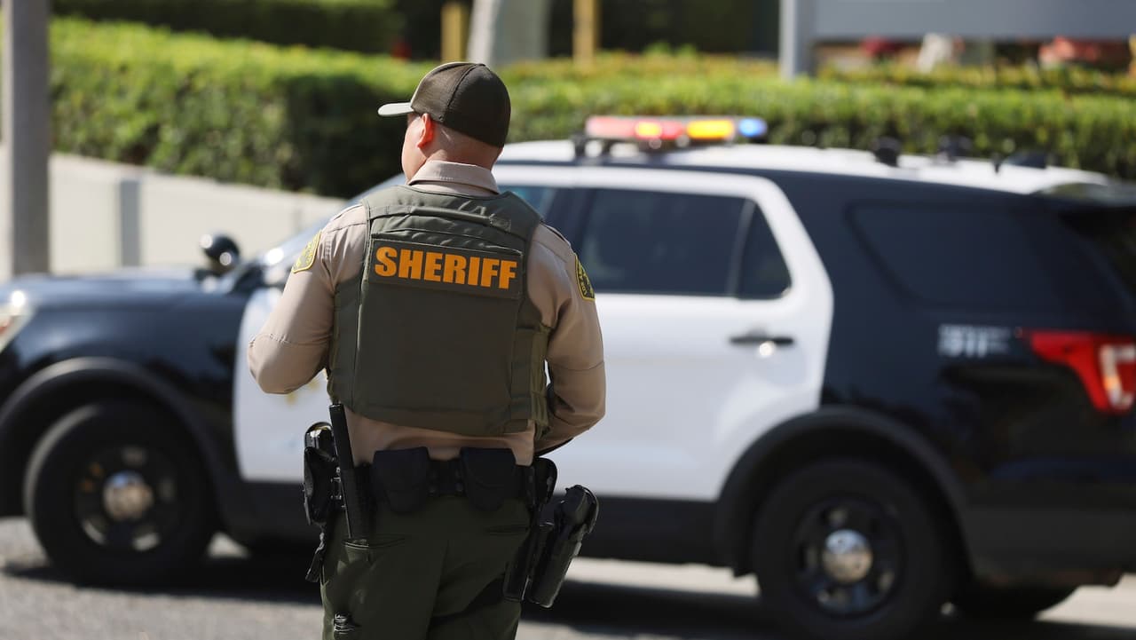 El sheriff de Los Ángeles denuncia presión federal para entregar información de inmigrantes detenidos