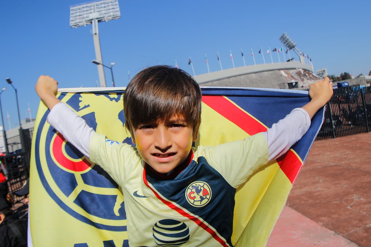 Los fanáticos de Pumas UNAM y América llegaron al estadio de Ciudad Universitaria con su colorido y alegría para una nueva edición del Clásico Capitalino en la Jornada 7 del Clausura 2019 en la Liga MX.