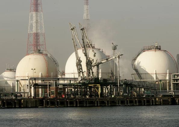 17.- El estudio fue publicado el pasado 30 de septiembre y el diario británico 
<i>The Guardian </i>hizo una reseña con las reacciones de las empresas. La empresa francesa Total SA ocupa el lugar diecisiete responsable de 0.91% de las emisiones mundiales con 12,352 toneladas equivalentes de dióxido de carbono. 
<br>