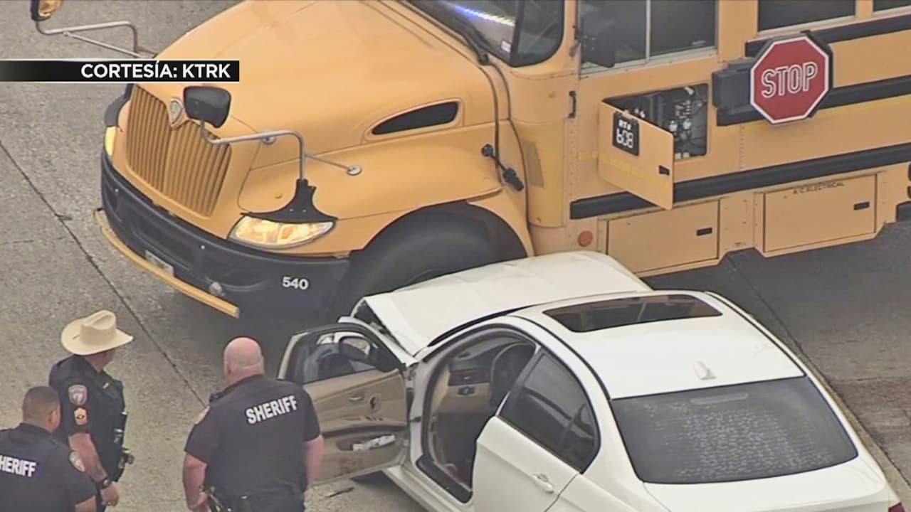 Un conductor herido de bala choca con un autobús escolar al norte de Houston