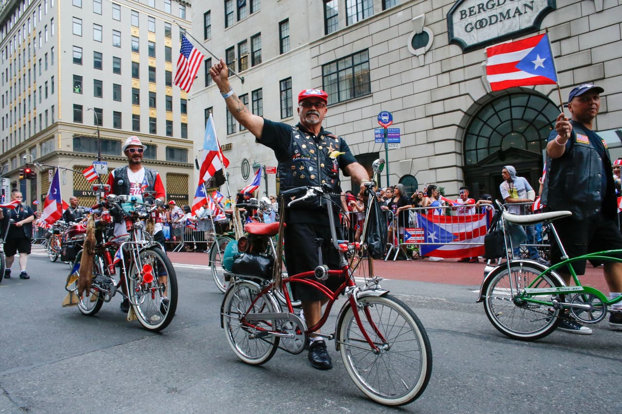 Cientos de miembros de la comunidad puertorriqueña y líderes neoyorquinos caminaron por la Quinta Avenida en el centro de Manhattan la mañana de este domingo con mensajes que llaman a la unidad y piden el apoyo para la reconstrucción de la isla a casi nueve meses del huracán María.
