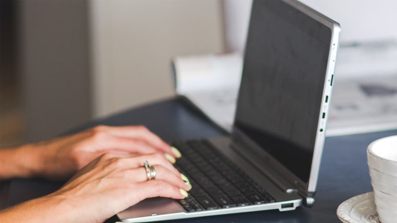 Para saber si eres elegible, deberás ingresar a 
<a href="https://datawrapper.dwcdn.net/5uk74/8/?fbclid=IwAR20H61kZid0SprYQYTKTcWZwinkKtEL7dwy4POwOqmm1s5tKQVY3WEpFeQ" target="_blank">la página del Gobierno</a>. En ella te pedirán registrar tu nombre y tu dirección.