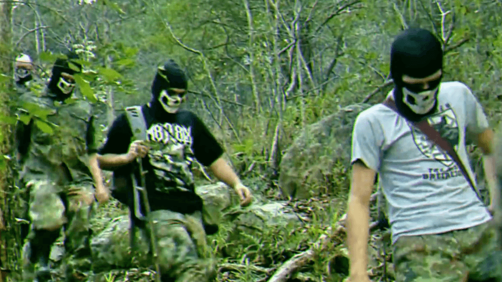 Los militantes de Atomwaffen suelen entrenar en el manejo de armas de fuego en "campamentos de odio".