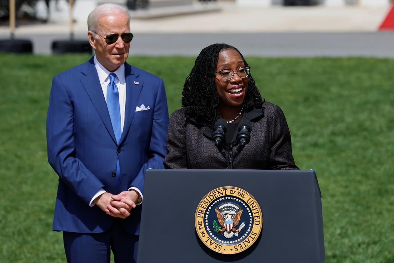 En inspiradoras palabras en la Casa Blanca, Brown recordó la importancia de su logro, algo que sus abuelos no imaginaron jamás, según dijo. "He trabajado duro para llegar a este punto de mi carrera", dijo junto al presidente Joe Biden.
<br>
<br>
<b>"Pero nadie hace esto por su cuenta, me allanaron el camino, para que yo pudiese sobresalir ante la oportunidad",</b> agregó. 
<b>"Tomó solo una generación pasar de la segregación a la Corte Suprema de Estados Unidos"</b>, acotó.