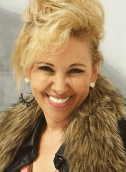 En 1983 impulsada por su representante, ella decidió crear su propio espectáculo de comedia. "Al principio con mucho miedo, sientes que es eterno 40 minutos estar en un escenario hablando sola [...]", declaró Pierce.