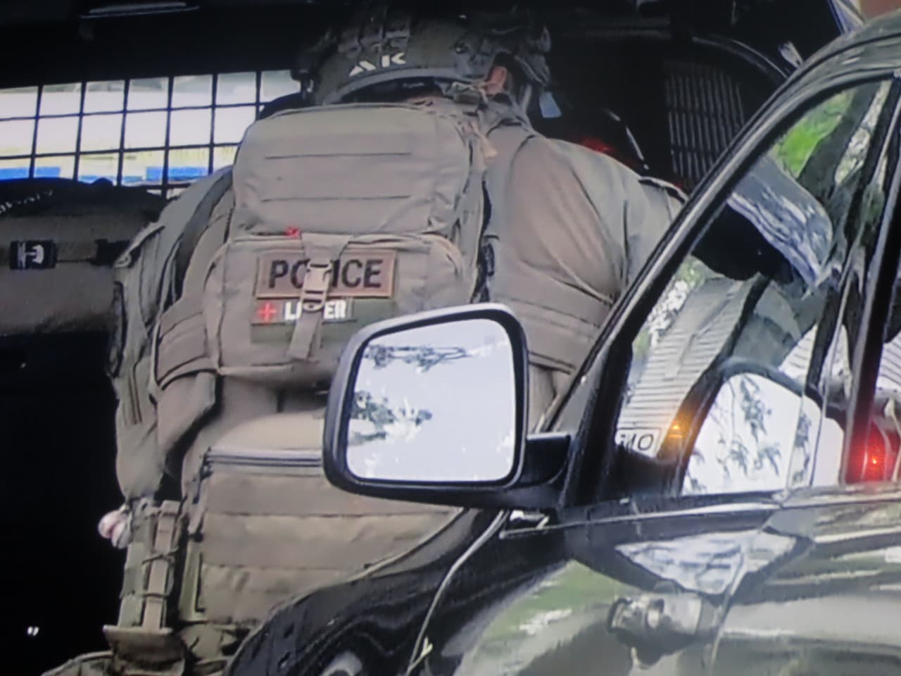 Un sujeto que es sospechoso de asesinar a un hombre y a dos mujeres en el barrio de Englewood está atrincherado en una casa en el barrio de Fernwood.