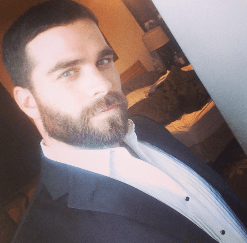 Es actor, modelo y productor venezolano, pero inició su carrera artística en México.