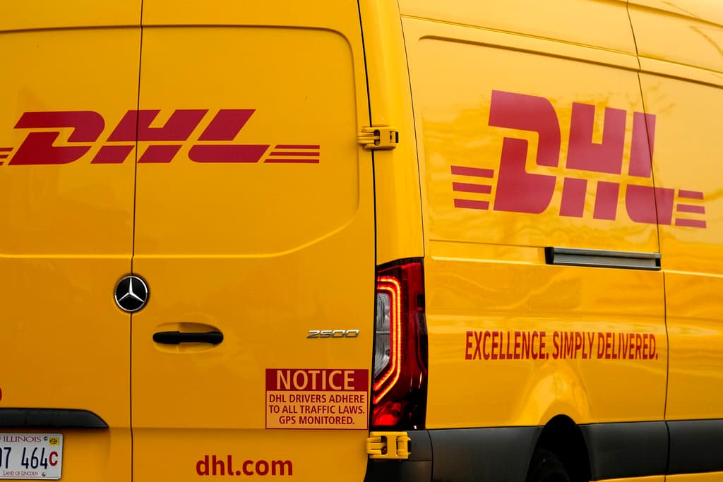DHL suspenderá temporalmente los envíos globales de más de $800 a consumidores en EEUU