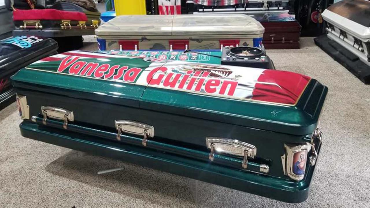 Los restos de Guillén fueron trasladados en el 
<b><a href="https://www.univision.com/local/houston-kxln/su-ultima-morada-representa-todo-lo-que-ella-fue-y-lo-que-amo-compania-que-arma-ataud-para-vanessa-guillen">ataúd</a></b> que fue donado por la compañía SousShine Industries y fue decorado buscando resaltar su personalidad.