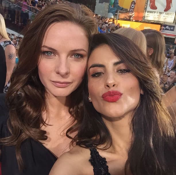 En la alfombra roja también se sacó fotos con Rebecca Ferguson.