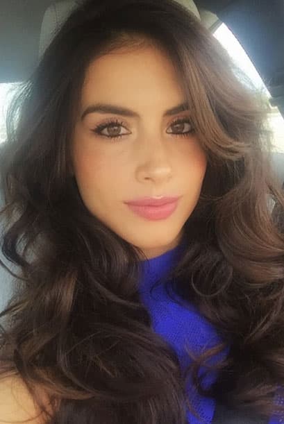 Al comentárselo a su productora, la recomendó con Oscar Tirado, un reconocido cirujano estético de Medellín.
<br>