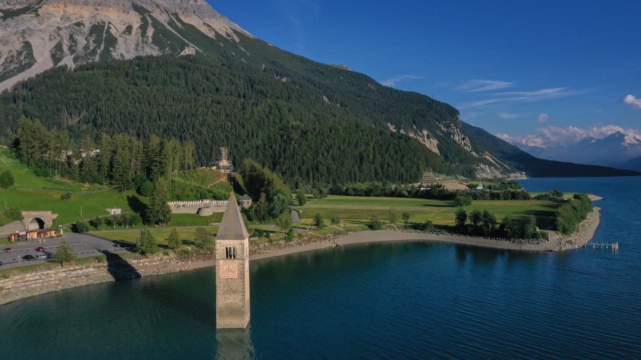 Más de 160 casas quedaron sumergidas y la población de Curon se desplazó, aunque algunos decidieron permanecer en la nueva aldea creada en las cercanías.