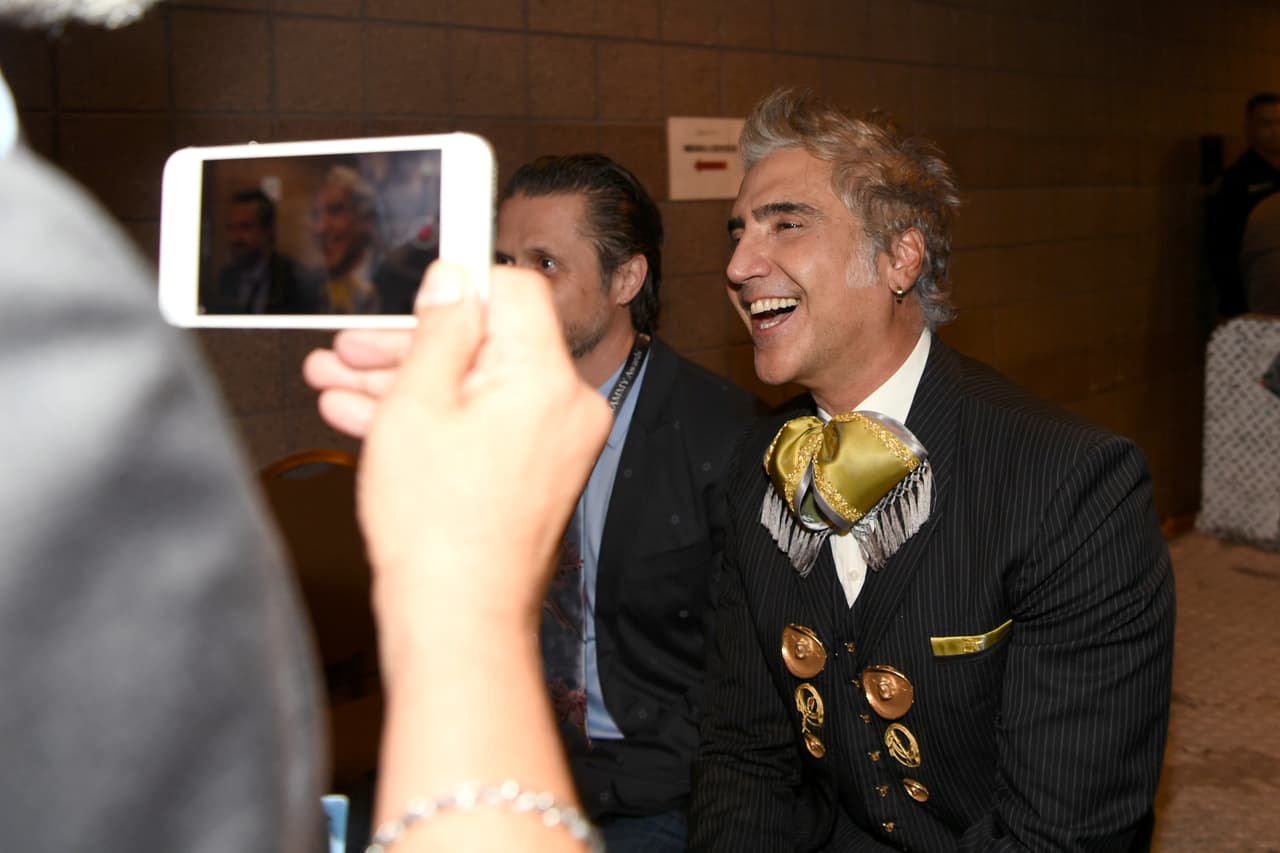 Alejandro Fernández, 'El Potrillo', también estaba contento, disfrutando de la gran noche junto a su papá y su hijo.