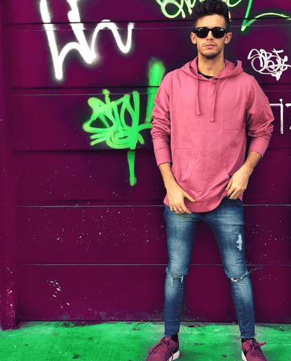 Su debút en televisión fue a los 16 años en un reconocido programa de talentos.