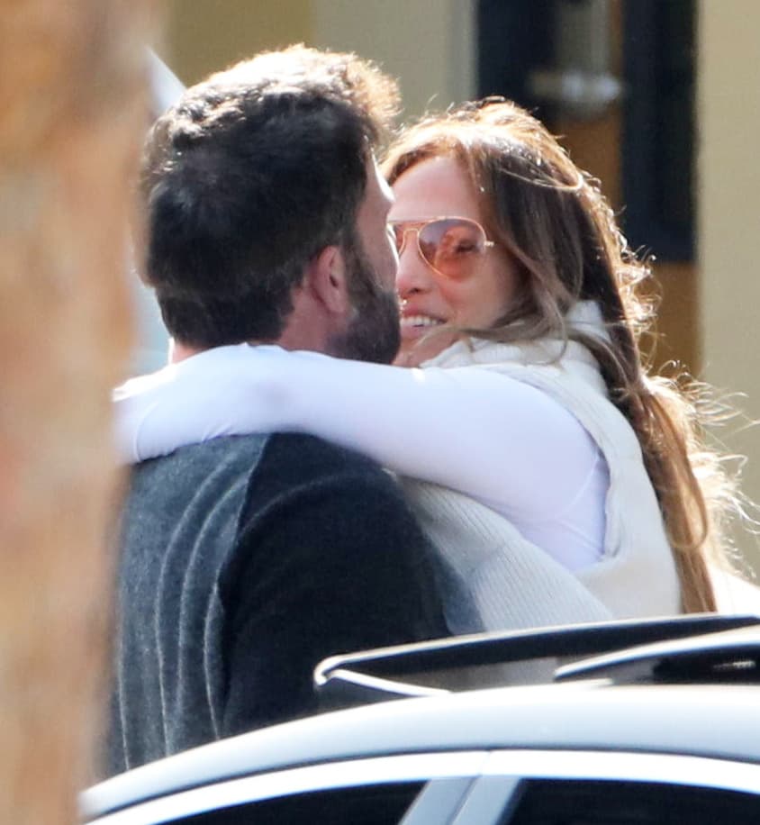 La cantante lo tomó del cuello para besarlo mientras las chicas salían del plantel para abordar el auto. 
<br>