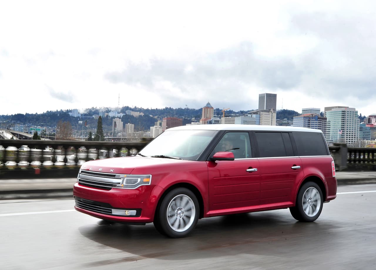 <b>Ford Flex</b>: La Ford Flex es la única crossover de tres filas de asiento con menos de 7 pulgadas de separación del suelo, de hecho la distancia desde el asfalto es de solo 5.9 pulgadas lo que le facilita el acceso a los perros más mayorcitos o con problemas de artritis, dos condiciones inevitables. Además se puede decir que la Flex es el Pitbul de la industria automotriz, todos la ven de reojo pero cuando se la conoce bien es imposible no enamorarse de ella.