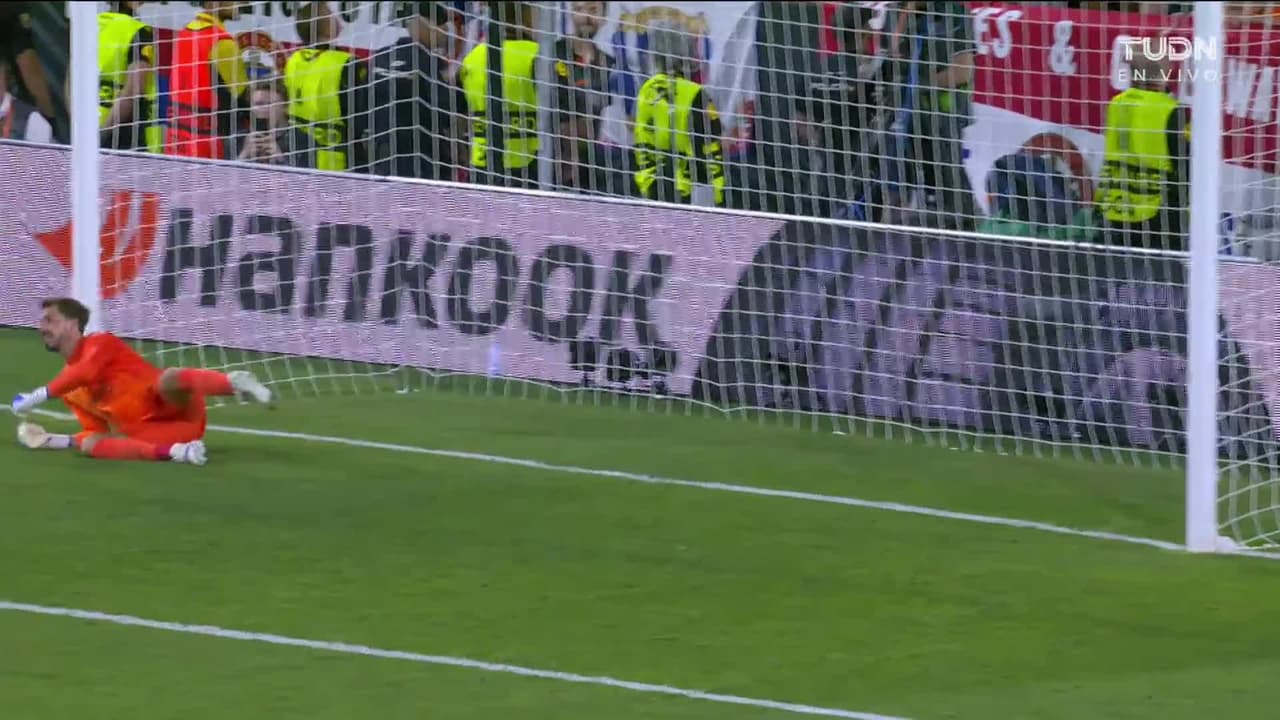 ¡GOL!  anota para Eintracht Frankfurt. Filip Kostic