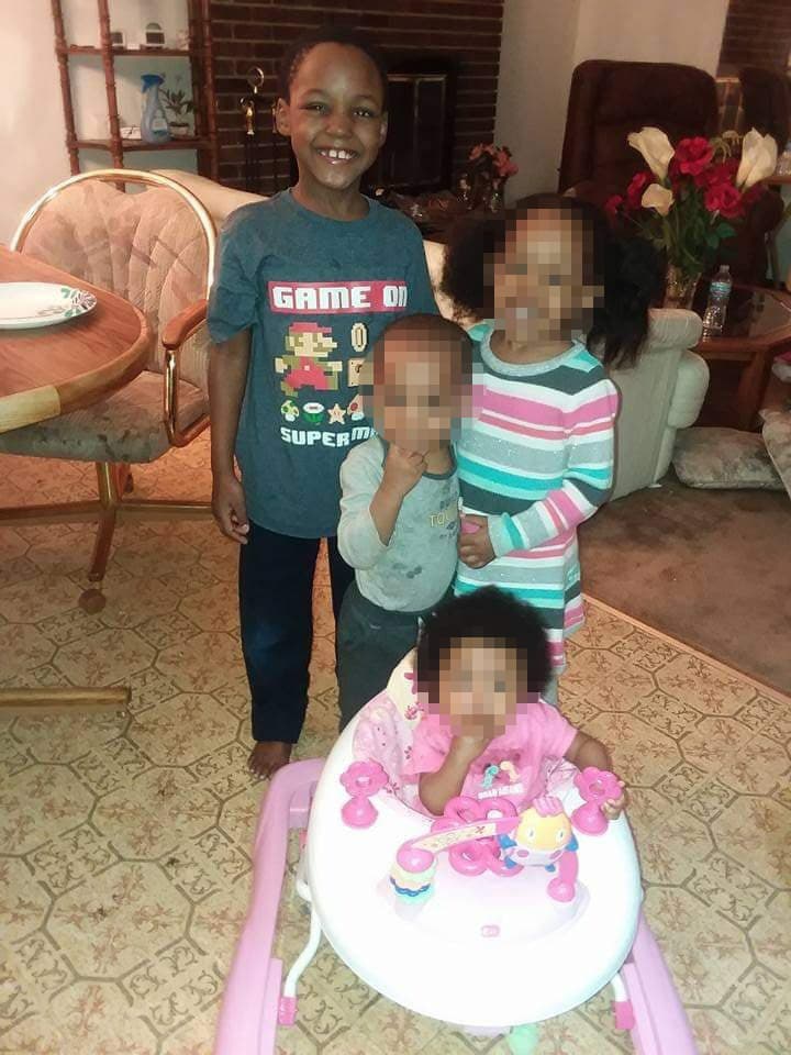 Danilo habría sido obligado a cargar una caja de 32 botellas de agua que pesaban 50 libras entre 3 a 4 horas seguidas, a hacer lagartijas (push ups) y azotado con una correa en múltiples ocasiones, según contó el investigador a cargo del caso.