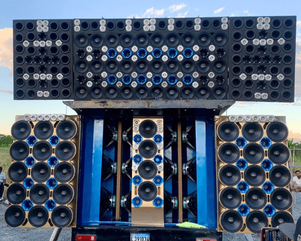 <br>A los Cruz se les conoce como “Team Viruz”, y tienen unos de los mejores equipos de sonido de este grupo: su auto está armado con 16 baterías de bocinas invertidas y conectadas a una capacidad de 220 voltios.