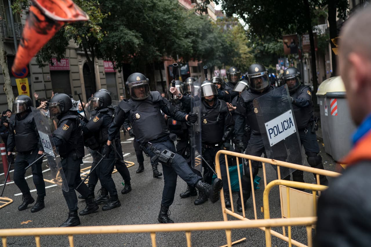 La policía fue recibida con piedras e insultos en algunos lugares donde los votantes hicieron cordones humanos para intentar que no pasaran a confiscar las urnas.