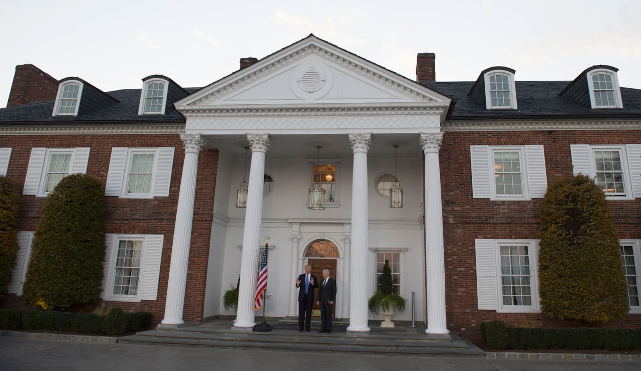 Trump junto a James Mattis (actual secretario de Defensa) en las escaleras de la casa club de Bedminster, el 19 de noviembre de 2016. Bedminster parece ser un lugar especial para el presidente. Tanto que podría ser el lugar para el 'descanso eterno' ya que ha pedido un permiso para construir una tumba personal y cementerios allí, según 
<i><a href="https://www.washingtonpost.com/politics/the-mystery-of-donald-trump-and-the-new-jersey-cemetery/2017/03/10/7823f63c-facb-11e6-bf01-d47f8cf9b643_story.html?utm_term=.5e62a7c0cf73" target="_blank">The Washington Post</a></i>.