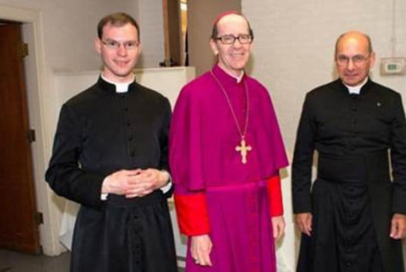 Sacerdotes atacados en iglesia: Una gran indignación y dolor en toda Arizona causó el ataque de dos sacerdotes en una iglesia del centro de Phoenix. Kenneth Walker de 29 años murió a tiros y Joseph Terra de 56 sobrevivió el brutal asalto del sospechoso Gary Moran de 51 años de edad.