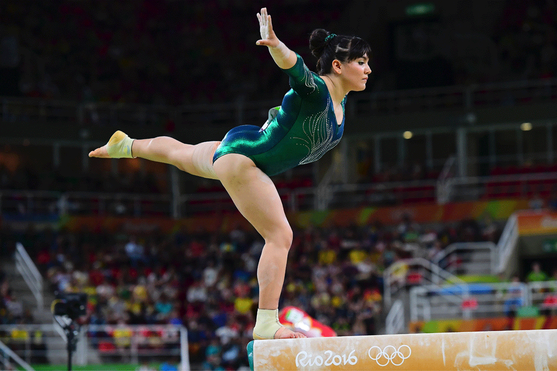 <b>Alexa Moreno:</b> La gimnasta mexicana fue una de las atletas que más atención recibió en Rio 2016 aunque por razones extra deportivas.
<br>Pocos tomaron en cuenta que
<a href="http://www.univision.com/deportes/juegos-olimpicos-rio-2016/alexa-moreno-hablo-sobre-su-actuacion-en-los-juegos-solo-tomo-las-criticas-verdaderas-y-no-los-comentarios-para-danar-video">Alexa Moreno</a> era la única gimnasta representando a su país y el lugar 12 conquistado en salto de caballo. La atención se centró en comentarios negativos respecto a su cuerpo y su peso que ella supo callar con un mensaje en redes sociales: “Soy mexicana y luzco como mexicana. No pueden esperar ver a una rubia", dejando en claro que el talento de una atleta va más allá de la apariencia física.