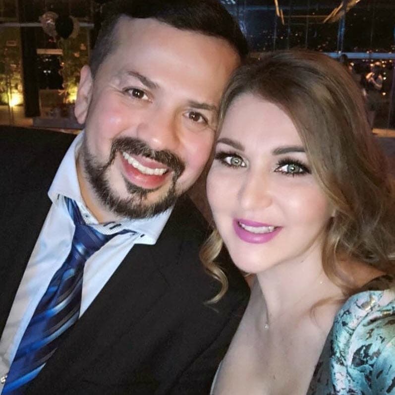 El 26 de noviembre el periodista de espectáculos Alex Kaffie publicó en su columna 'Sin lisonja', la cual se publica en el diario El Heraldo de México, que 
<b><a href="https://www.univision.com/famosos/alicia-villarreal-consuela-a-su-esposo-cruz-martinez-su-padre-murio-de-covid-19-y-no-pudo-despedirse-de-el-fotos">Alicia Villarreal y su esposo Cruz Martínez</a></b> atraviesan por una 
<b>crisis matrimonial.</b>
<br>