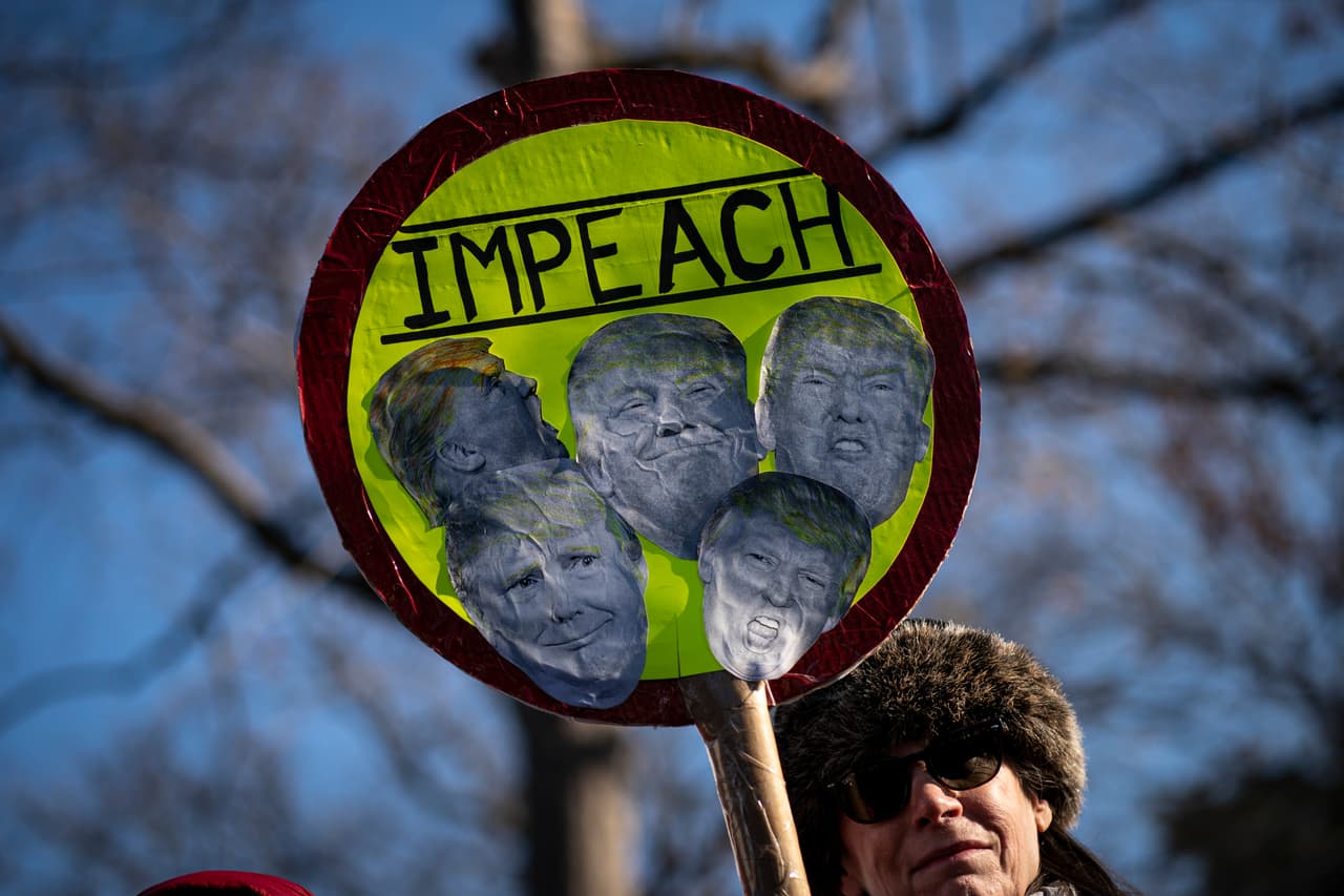 Un grupo de manifestantes a favor del proceso contra el mandatario llegó a una calle de Washington DC en las primeras horas del miércoles. Los artículos de la acusación contra Trump que serán votados son abuso de poder y obstrucción al Congreso.