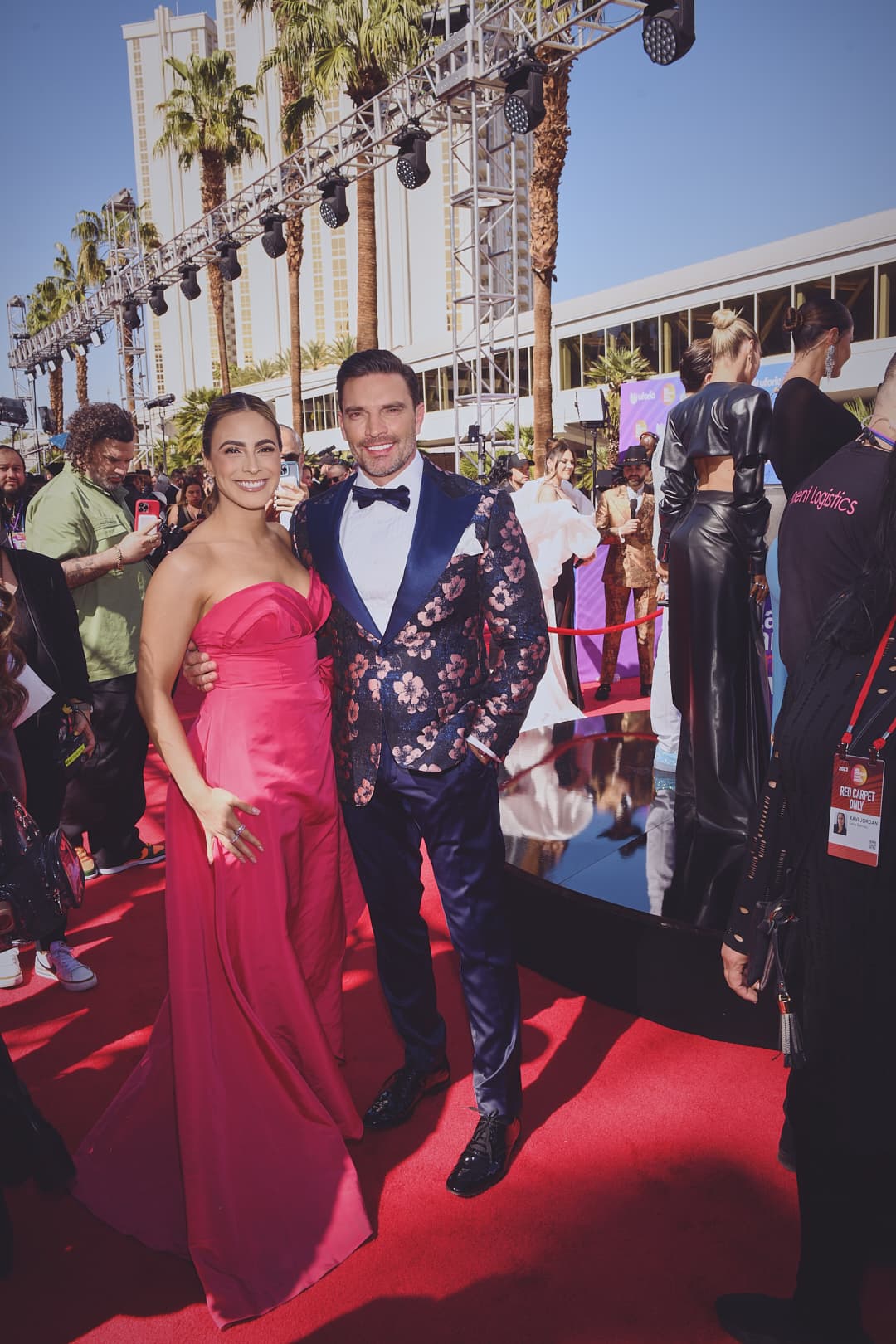 Julián Gil y Valeria Marín en los Latin AMAs.