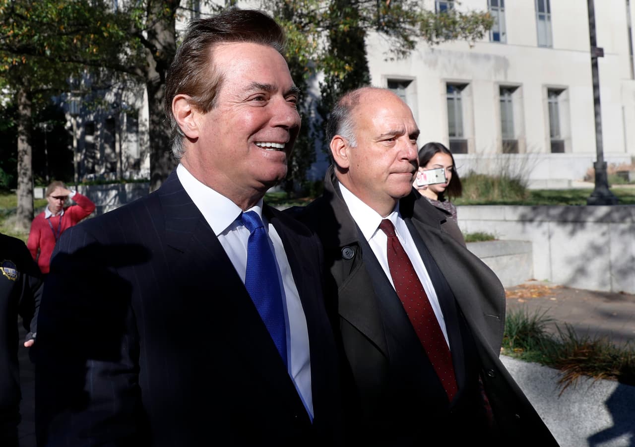 <b>Amigos en problemas.</b> El ex jefe de la campaña del presidente 
<a href="http://www.univision.com/temas/donald-trump">Donald Trump</a>, Paul Manafort, 
<b><a href="https://www.univision.com/noticias/politica/acusan-a-paul-manafort-ex-jefe-de-campana-de-trump-de-conspirar-contra-eeuu-y-varios-delitos-financieros">se entregó el 30 de octubre al FBI junto a uno de sus socios, Rick Gates.</a></b> Fueron las primeras personas acusadas por un gran jurado en el marco de las investigaciones por el Rusiagate, que involucra a varios miembros del círculo cercano del presidente.