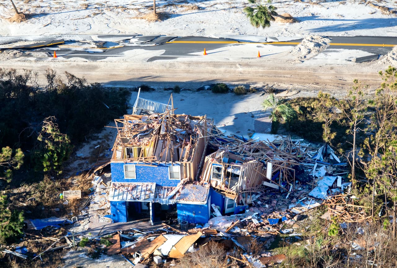 El huracán Michael tocó tierra muy cerca de Panama City, Florida, donde dejó miles de estructuras dañadas y decenas de botes apiñados. En la foto una casa destruida en Mexico Beach, devastada por el vendaval.