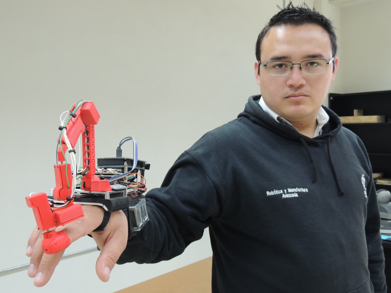 <b>Brazos robóticos.</b> Científicos mexicanos del 
<a href="http://www.cinvestav.mx/">Centro de Investigación y de Estudios Avanzados</a> desarrollan sistemas basados en robots, videojuegos y bioseñales para evaluar, mejorar y 
<a href="https://www.univision.com/noticias/adultos-mayores/como-volver-a-ser-tu-mismo-despues-de-un-problema-de-salud">recuperar las funciones motoras en brazos y manos</a>. Las pruebas indicaron que al usar este sistema,
<b> </b>la fuerza de agarre de los pacientes aumentó 40% más que con las terapias convencionales y, además, estos se sintieron más motivados.