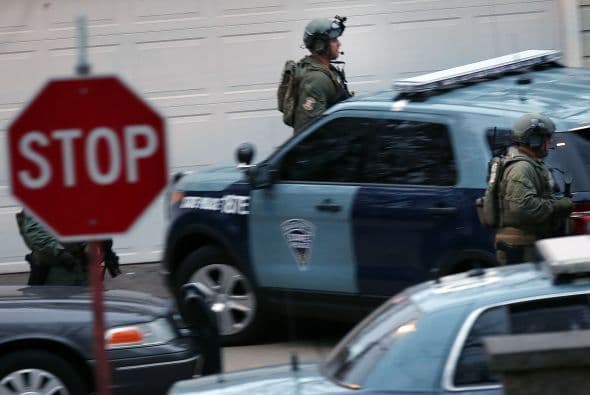 La policía confirmó vía Twitter, la detención del segundo sospechoso de los atentados del pasado lunes en el maratón de Boston (EE.UU.) y que había sido acorralado en el barrio de Watertown. "CAPTURADO!!! La caza se ha acabado. La búsqueda ha terminado. Se acabó el terror. Y la justicia ha ganado. El sospechoso está bajo custodia", se lee en el tuit de la policía de Boston. A lo largo de toda la jornada un extraordinario despliegue policial había perseguido a Dzhokhar Tsarnaev, un joven de 19 años de origen chechén, presunto coautor de los atentados. Según el diario Boston Globe, Tsarnaev fue capturado después de un tiroteo en el que resultó herido, por lo que está siendo trasladado al Hospital Mount Auburn de Cambridge. Un oficial le dijo al diario que el joven, de 19 años, se encuentra consciente. La noticia de su captura fue acogida con aplausos por el público que salió de sus casas.