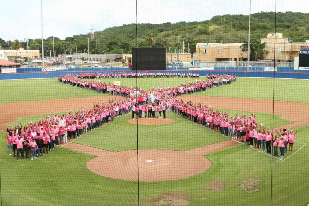 Al llegar al parque, todos los grupos se unieron y crearon un enorme lazo humano en solidaridad con los pacientes de cáncer.