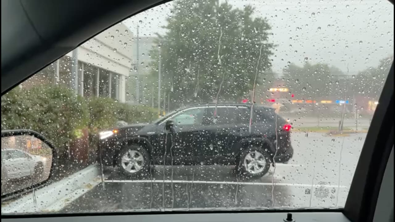 Gajes del oficio de reportero: nuestro compañero Luis Pablo Hernández se tuvo que cubrir en su vehículo durante su asignación de ayer. Desde ahí vio una fuerte lluvia y truenos.